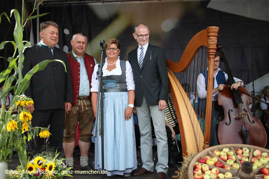 Landwirtschaftsminister Helmut Brunner, Bauernpr&auml;sident Walter Heidl, Landesb&auml;uerin Anneliese G&ouml;ller, sowie der u.a. auch f&uuml;r M&uuml;nchner Bauerm&auml;rkte zust&auml;ndige Kommunalreferent Axel Markwardt (&copy;Foto: Martin Schmitz)